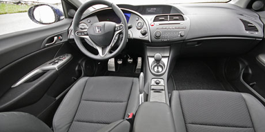 Starker Kompakter im Alltags-Outfit