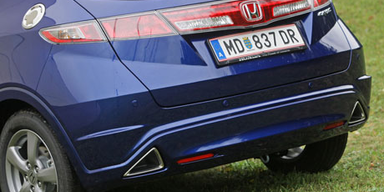 Starker Kompakter im Alltags-Outfit