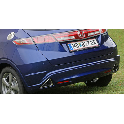 Starker Kompakter im Alltags-Outfit