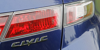 Starker Kompakter im Alltags-Outfit