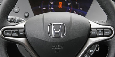 Starker Kompakter im Alltags-Outfit