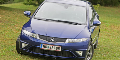 Starker Kompakter im Alltags-Outfit