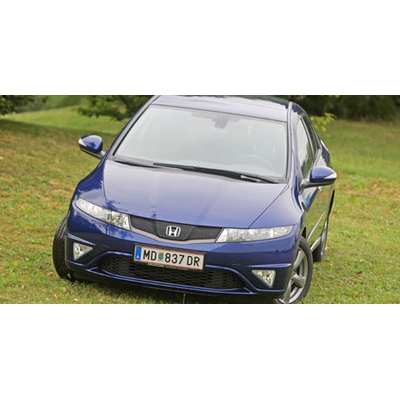 Starker Kompakter im Alltags-Outfit