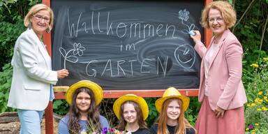 Landeshauptfrau Johanna Mikl-Leitner und Bildungslandesrätin Christiane Teschl-Hofmeister mit den Schülerinnen Angelina, Anna und Serafina 