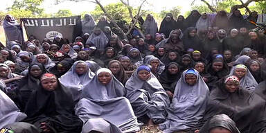 Boko Haram führt geraubte Mädchen vor 