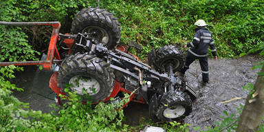 Bauer st&uuml;rzt mit Traktor in Bach &ndash; 46-J&auml;hriger in Lebensgefahr