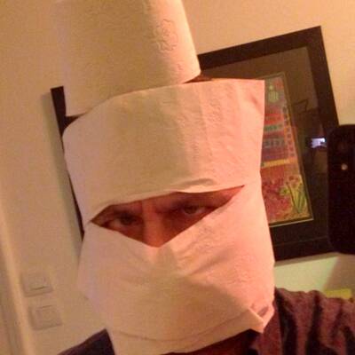 Hunderte Vermummte zeigen sich auf Twitter und Facebook