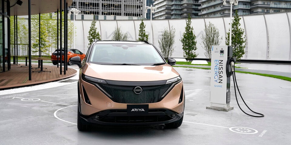 Nissan greift mit E-Crossover Ariya an