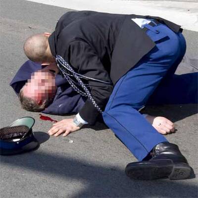 Auto rast bei Parade in Zuschauer