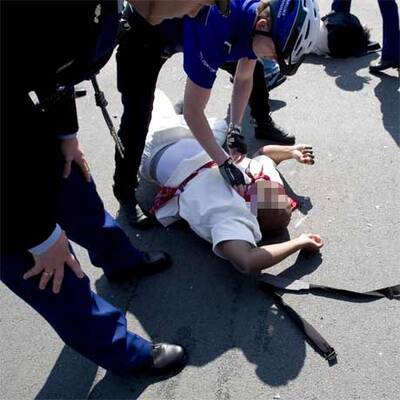 Auto rast bei Parade in Zuschauer