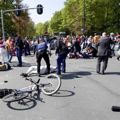 Auto rast bei Parade in Zuschauer