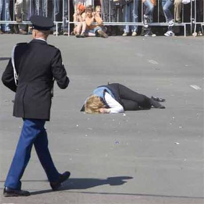 Auto rast bei Parade in Zuschauer