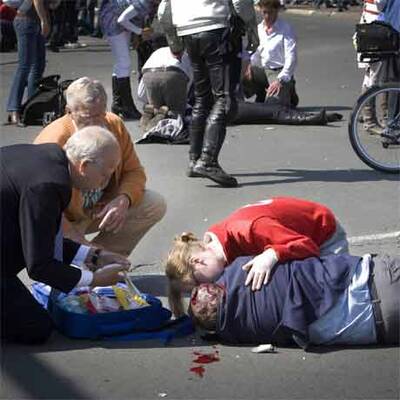 Auto rast bei Parade in Zuschauer