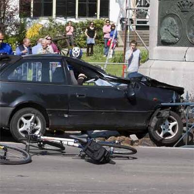 Auto rast bei Parade in Zuschauer