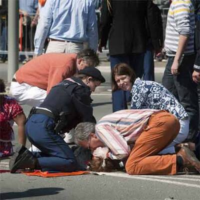 Auto rast bei Parade in Zuschauer
