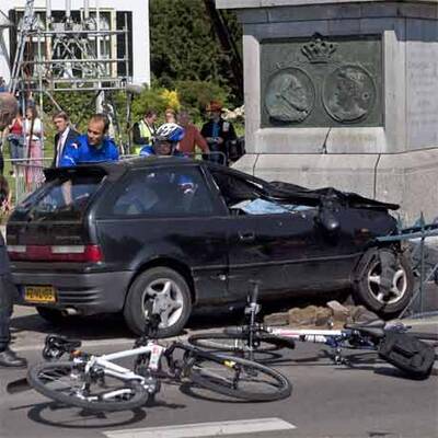 Auto rast bei Parade in Zuschauer