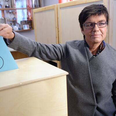 Die Grüne Spitzenkandidatin Madeleine Petrovic bei der Stimmabgabe in Gloggnitz