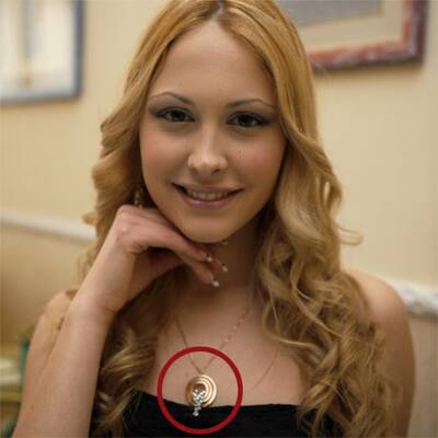 Die 18-Jährige mit einem Foto Berlusconis. (c) AP