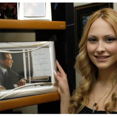 Die 18-Jährige mit einem Foto Berlusconis. (c) AP