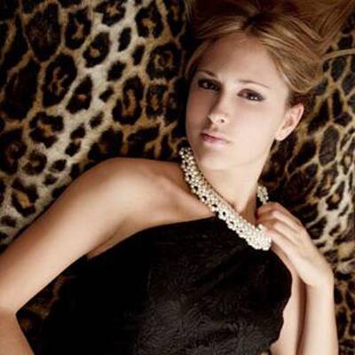 Die 18-Jährige mit einem Foto Berlusconis. (c) AP