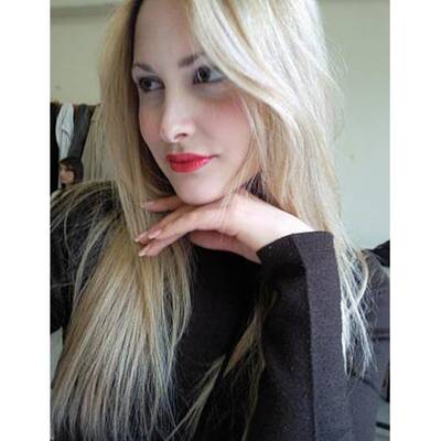 Die 18-Jährige mit einem Foto Berlusconis. (c) AP