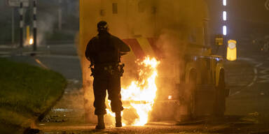 Krawalle in Nordirland: Fast 30 Polizisten verletzt
