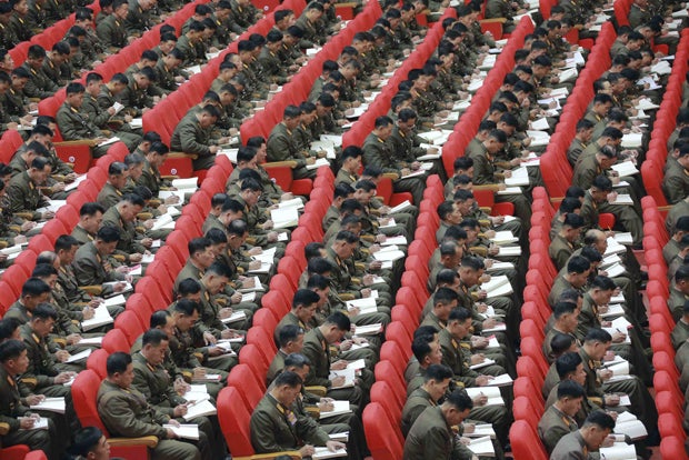 Offiziere schlafen bei Kims Rede ein