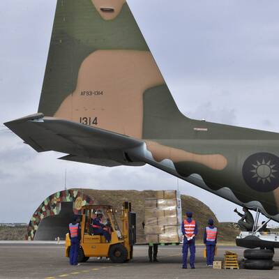 Erste Helfer treffen im Krisengebiet ein