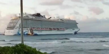 Kreuzfahrtschiff mit tausenden Menschen an Bord auf Grund gelaufen