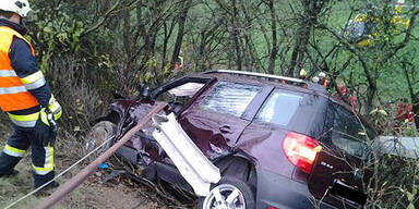 Todes-Crash auf der B4 - Lenker gepfählt 