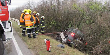 Todes-Crash auf der B4 - Lenker gepfählt 