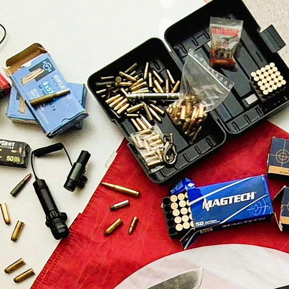 Kärntner hatte Waffen, NS Material und Drogen gebunkert