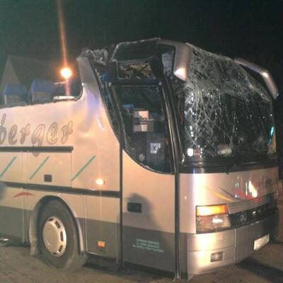 Bus kracht in Brücke - Dach abgerissen