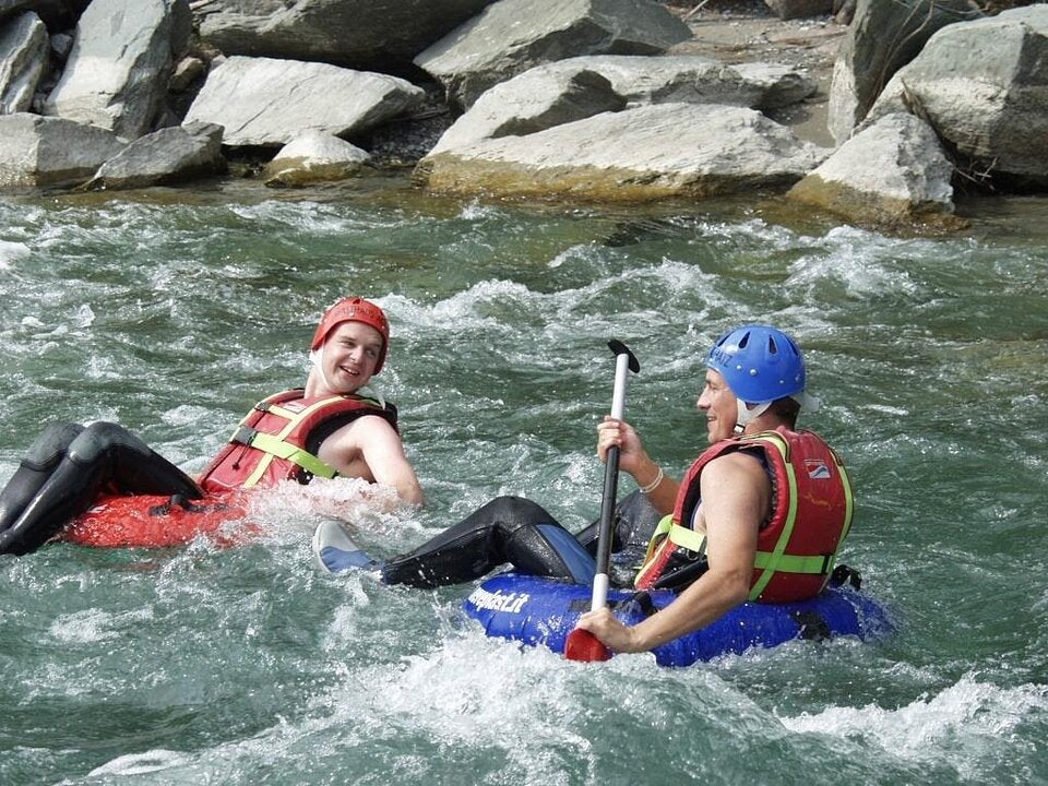 River Tubing oder Kanu Rafting am Gail-Fluss.