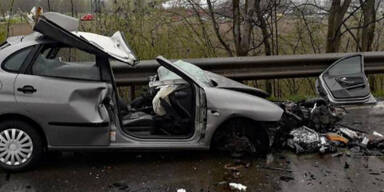 Pkw crasht frontal in Lkw: 31-J&auml;hriger tot