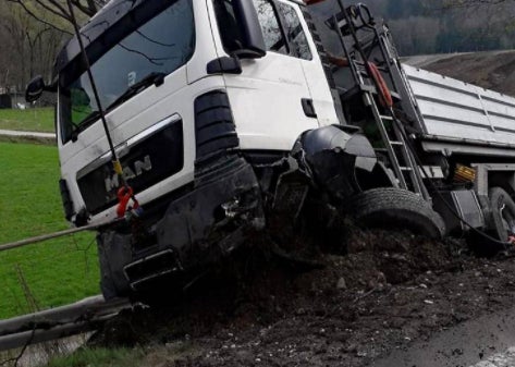 Pkw crasht frontal in Lkw: 31-Jähriger tot