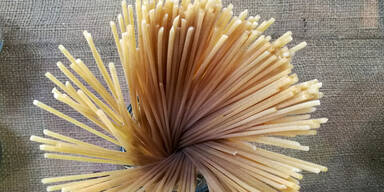 Mit diesem Trick gie&szlig;en Sie Nudeln ohne Sieb ab