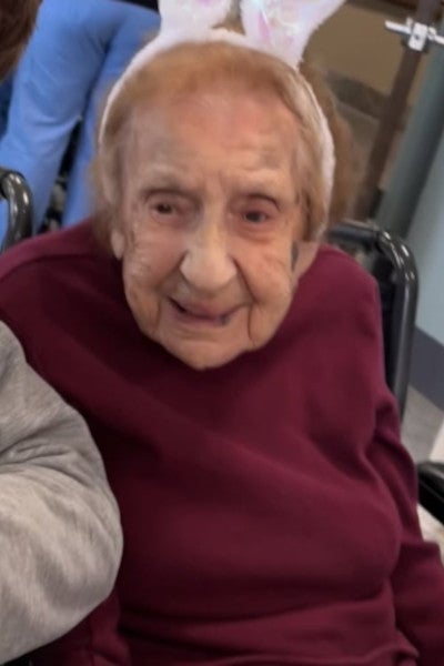 112 Jahre alt – und noch immer lacht sie gern. 