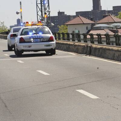 Auto stürzt von Höhenstraße