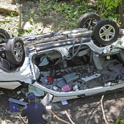 Auto stürzt von Höhenstraße