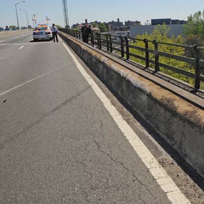 Auto stürzt von Höhenstraße