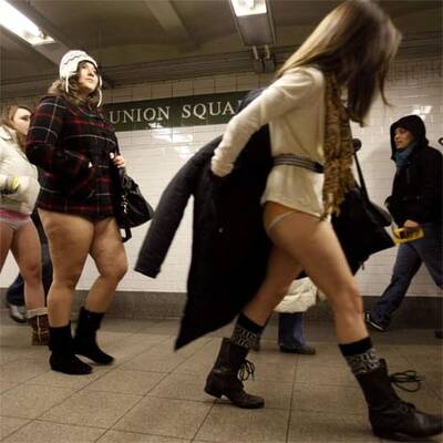 Halbnackte Menschen stürmen die U-Bahnen
