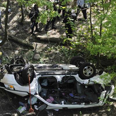 Auto stürzt von Höhenstraße