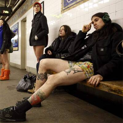 Halbnackte Menschen stürmen die U-Bahnen