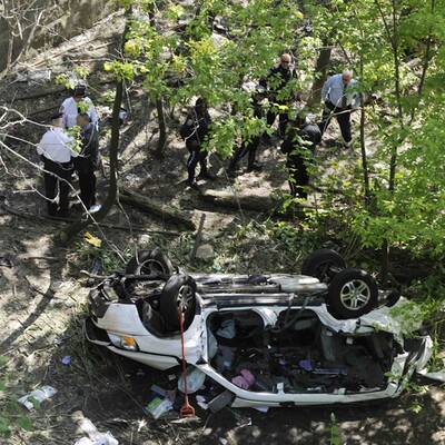 Auto stürzt von Höhenstraße