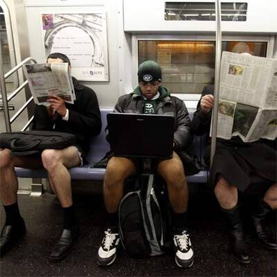 Halbnackte Menschen stürmen die U-Bahnen