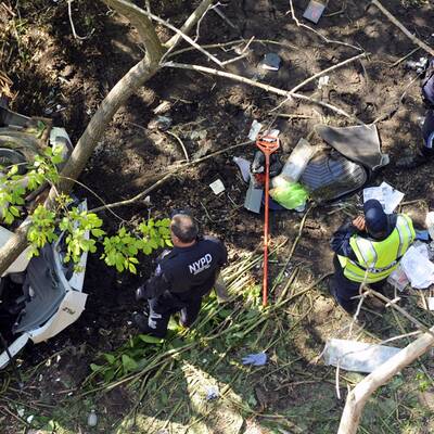Auto stürzt von Höhenstraße