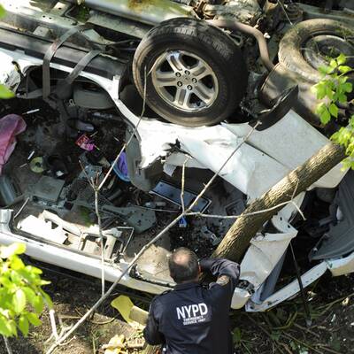 Auto stürzt von Höhenstraße