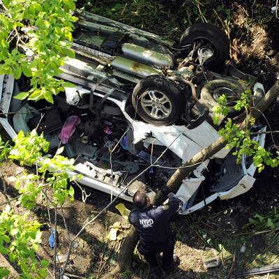Auto stürzt von Höhenstraße