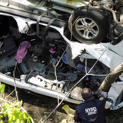 Auto stürzt von Höhenstraße